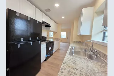 618 S Frazier Street #B, Conroe, TX 77301 - Photo 6