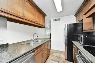 10615 Briar Forest Dr, Houston, TX 77042 - Photo 18
