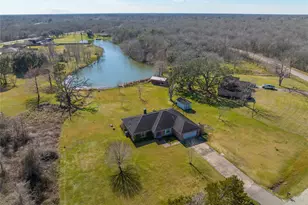 140 Lakewood Dr, Angleton, TX 77515 - Photo 2