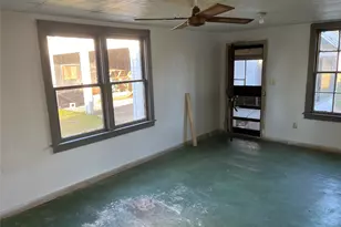 612 Silliman St, Sealy, TX 77474 - Photo 8