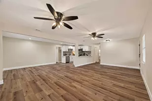 917 S Main St, Highlands, TX 77562 - Photo 6
