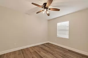 917 S Main St, Highlands, TX 77562 - Photo 18