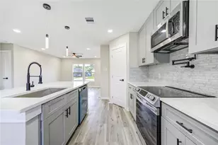 10413 Muscatine St, Houston, TX 77029 - Photo 10