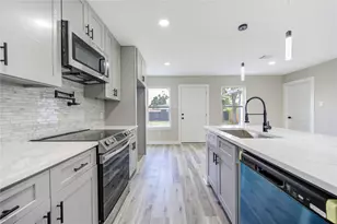 10413 Muscatine St, Houston, TX 77029 - Photo 12