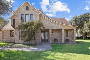 12315 Fisher Dr, Mont Belvieu, TX 77523 - Photo 2