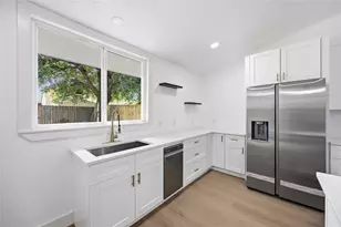 9002 Enchanted Forest Dr, Houston, TX 77088 - Photo 10