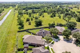 445 Decoster Blvd, Alvin, TX 77511 - Photo 32