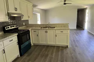 1915 W Sealy St, Alvin, TX 77511 - Photo 10