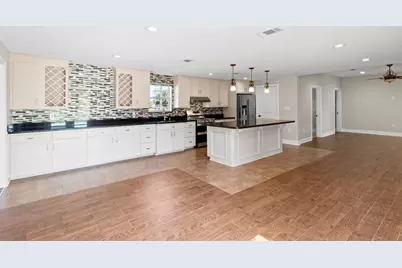 9203 Avenue G, Liverpool, TX 77577 - Photo 10