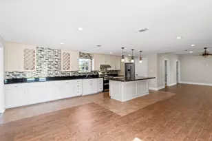 9203 Avenue G, Liverpool, TX 77577 - Photo 10