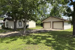203 E Anderson, Schulenburg, TX 78956 - Photo 2