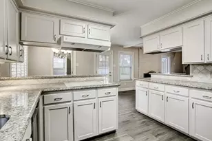 11426 Cold Spring Dr, Houston, TX 77043 - Photo 2