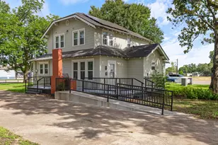 1320 7th St, Bay City, TX 77414 - Photo 2