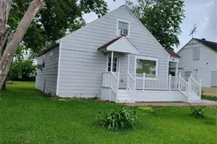 527 W 6th St, Freeport, TX 77541 - Photo 2