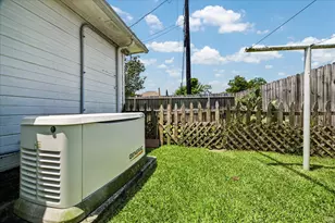 226 Rollingwood Cir, Baytown, TX 77520 - Photo 32