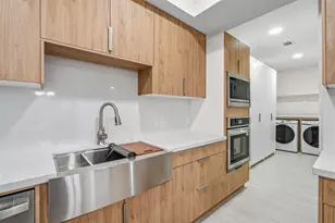 1037 Town Pl St, Houston, TX 77057 - Photo 14