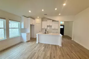 3202 Emerald Hills Dr, Angleton, TX 77515 - Photo 2