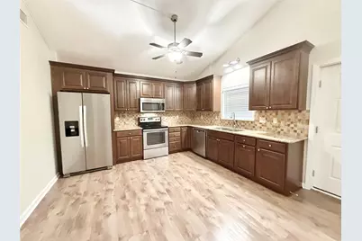 140 Huisache Street, Lake Jackson, TX 77566 - Photo 6