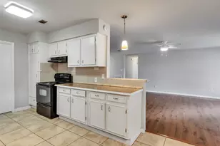 913 W Galveston St, League City, TX 77573 - Photo 8