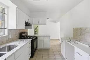 5622 Woodgreen St, Houston, TX 77033 - Photo 8