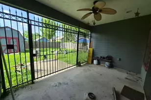 8161 Snowden St, Houston, TX 77028 - Photo 4