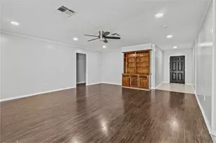 2202 Colonial Ct N, League City, TX 77573 - Photo 4