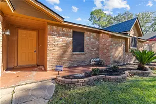 2202 Colonial Ct N, League City, TX 77573 - Photo 2