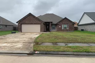 107 Freedom Dr, Clute, TX 77531 - Photo 1
