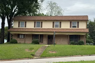 1221 Greenbriar Dr, Huntsville, TX 77340 - Photo 2