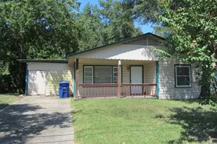 1310 16th St, Huntsville, TX 77340 - Photo 2