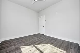 1110 E Main St, La Porte, TX 77571 - Photo 26