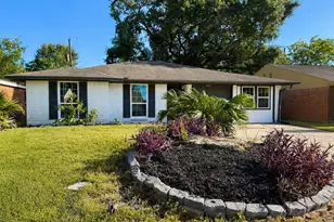 3915 Heatherbrook Dr, Houston, TX 77045 - Photo 2