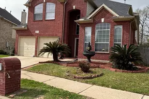 226 Persimmon Dr, Baytown, TX 77520 - Photo 2