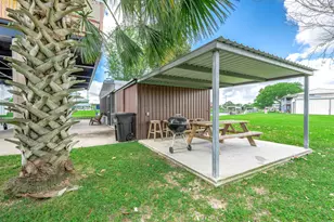 302 Palm Dr, Liverpool, TX 77577 - Photo 4