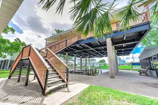 302 Palm Dr, Liverpool, TX 77577 - Photo 2