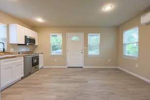 704 Travis St, Baytown, TX 77520 - Photo 4