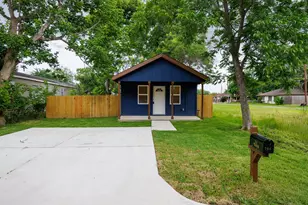 704 Travis St, Baytown, TX 77520 - Photo 2