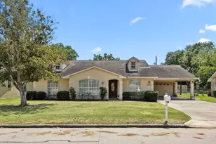 719 Clubside Dr, East Bernard, TX 77435 - Photo 2