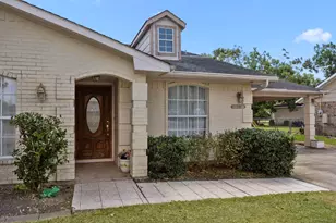 719 Clubside Dr, East Bernard, TX 77435 - Photo 4