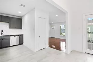 1106 Winnie St, Galveston, TX 77550 - Photo 6