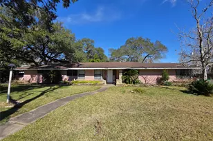 706 Maple St, Sweeny, TX 77480 - Photo 1