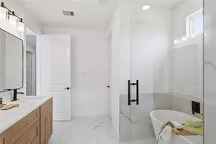 318 Walthall Dr, Houston, TX 77022 - Photo 32