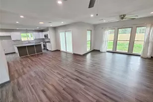 910 Royal Oak Dr, Dickinson, TX 77539 - Photo 8