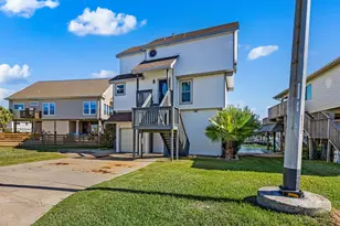 334 Paradise Dr, Tiki Island, TX 77554 - Photo 2