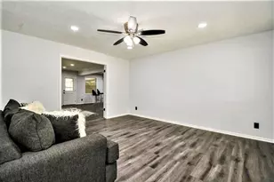 2404 Oaks Dr, Pasadena, TX 77502 - Photo 2