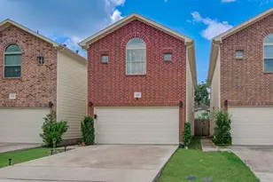 624 E 39th St, Houston, TX 77022 - Photo 2