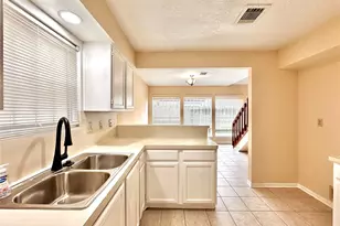 6437 Chatham Island Ln, Houston, TX 77035 - Photo 10