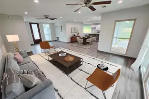 910 Royal Oak Dr, Dickinson, TX 77539 - Photo 2
