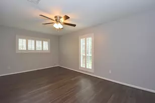 10802 Meadow Lake Ln, Houston, TX 77042 - Photo 32