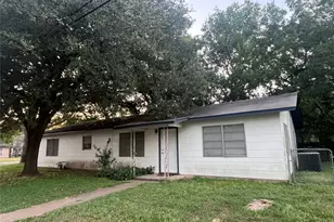 114 Irwin, Columbus, TX 78934 - Photo 2